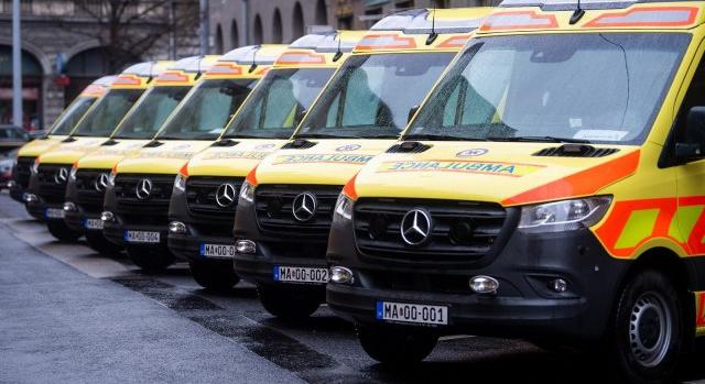 „Voltak, akik viccesnek találták” – videóra vették a mentősök, ahogy szétvernek egy mentőautót