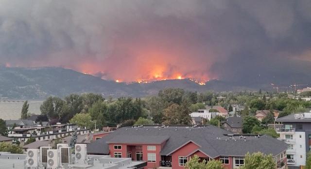 Szó szerint az otthonok mellett ég a tűz – videón a kimenekítés