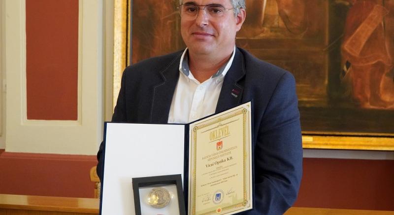 Kalocsa Város Gazdaságáért – Vidats István-díjat kapott a Vicai Optika Kft.