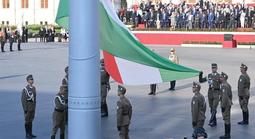 Felvonták a nemzeti lobogót az Országház előtt