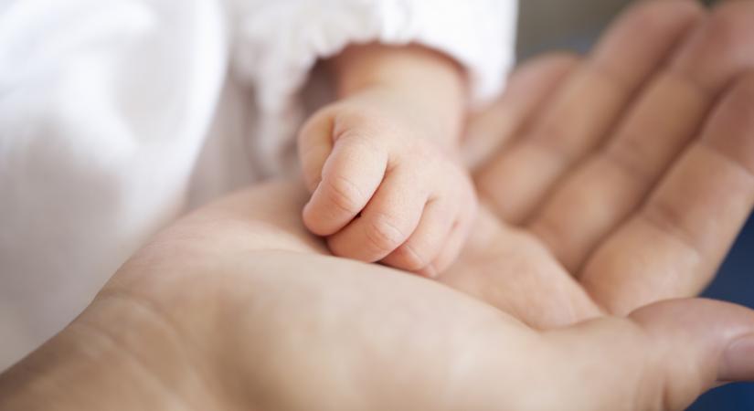 700 védőnőből 7 elégedett az államosítással