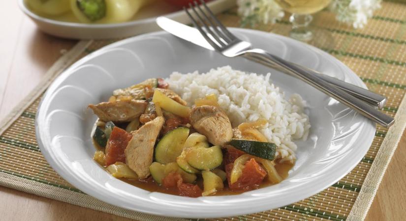 Nyáron lecsó dukál, akár cukkinivel gazdagítva - recept