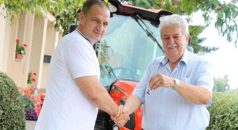 15 milliós traktort nyert Szomor - havazáskor is nagy segítség lesz