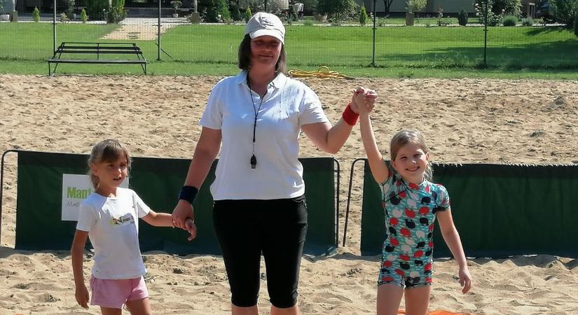 A homokban gyűrték egymást