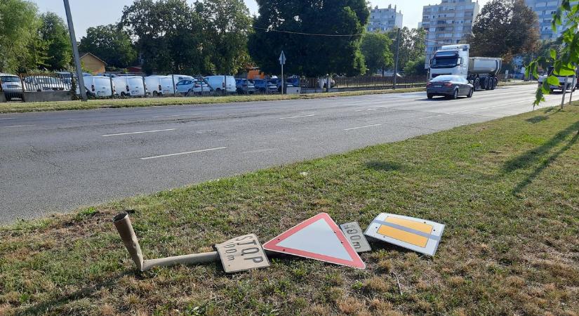 Ismeretlen tettes döntötte ki a táblákat a Rákóczi úton