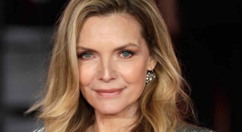Michelle Pfeiffer sminkmentes szelfivel köszönte meg, hogy már 3 millióan követik