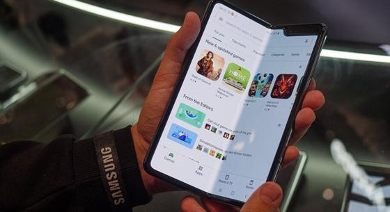 Komoly trollkodás a Samsungtól: két iPhone-t „összeragasztva” lehet kipróbálni, milyen lehet egy Galaxy Foldot használni