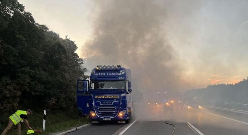 Fotón a hétfői, M1-es autópályán történt tűzeset: teherautó trélere égett Tatabányánál
