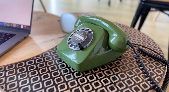 Megcsinálták, és működik: egy régi, tárcsás telefonban az otthon mindenféle kütyüit irányító ChatGPT szólal meg