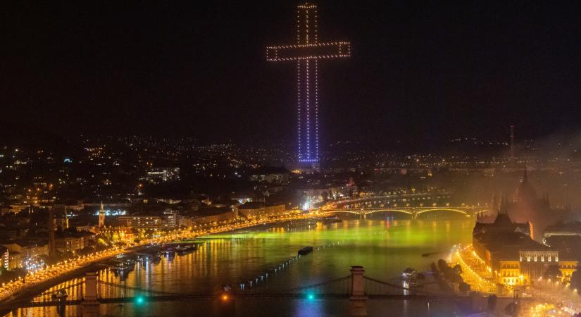 Az MTVA-s Lánczi Tamás szerint a keresztnek „már a puszta látványa, közelsége is égeti a gonosz bőrét”