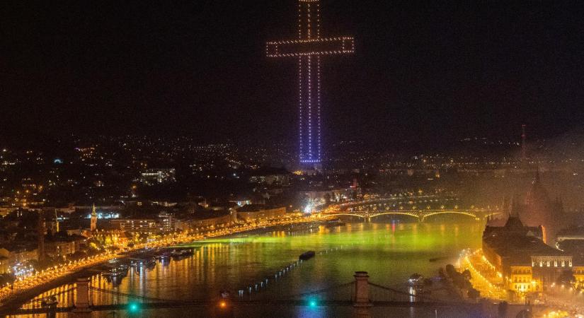 Az MTVA-s Lánczi Tamás szerint már a kereszt „puszta látványa is égeti a gonosz bőrét”