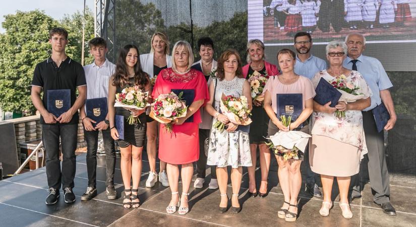 A lakók Rácalmásért tett példaértékű munkáját ismerték el a városnapon