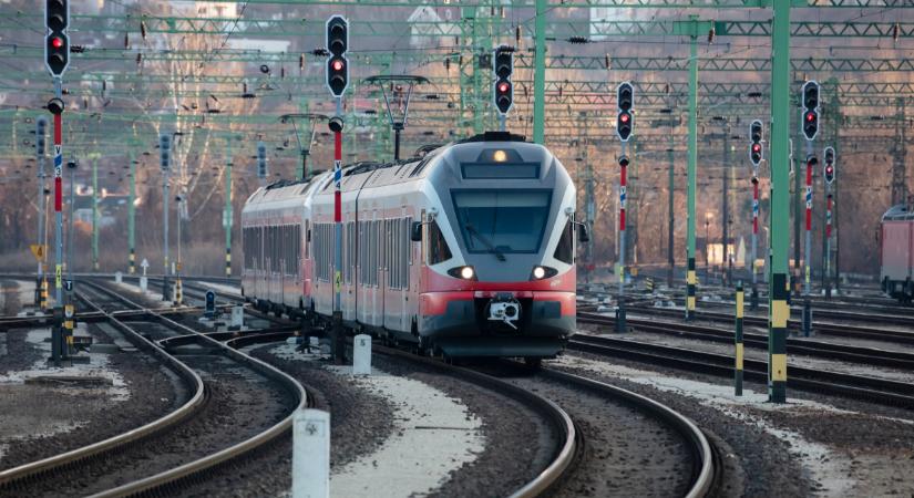 Figyelmeztetést adott ki a MÁV: egész reggel késések, járatkimaradások várhatóak
