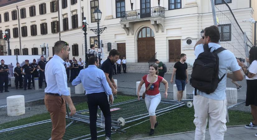 Megint kordont bont a Momentum a Karmelita kolostornál