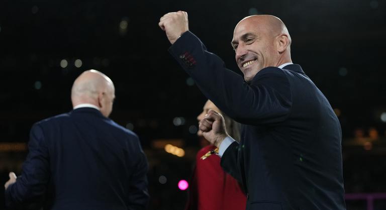 Szájrapuszi miatt követelik a spanyol szövetség vezetőjének lemondását