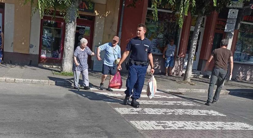 Kalocsai rendőr segített egy idős párnak