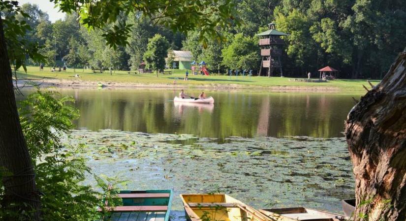 Mesebeli világba varázsol ez az ingyenes hazai strand: homokos part, csónakázási lehetőség vár Tőserdőben