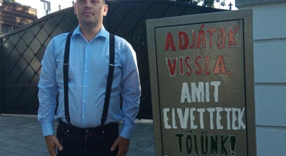 Páncélszekrényt állítottak Mészáros Lőrinc XII. kerületi villája elé