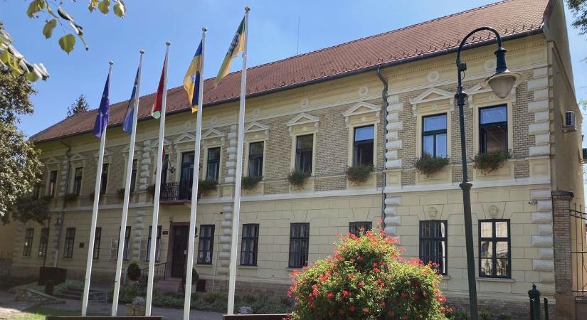 A padlásról lezúduló víz helyet keresett magának a bicskei polgármesteri hivatalban (helyszíni képek)