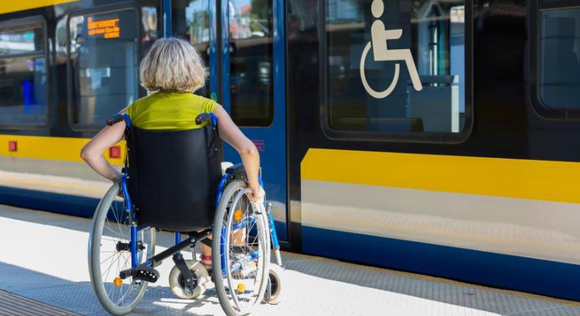 A MÁV azt várja a fogyatékkal élőktől, hogy utazás előtt másfél nappal szóljanak, egy kerekesszékes nőt már büntetni akartak