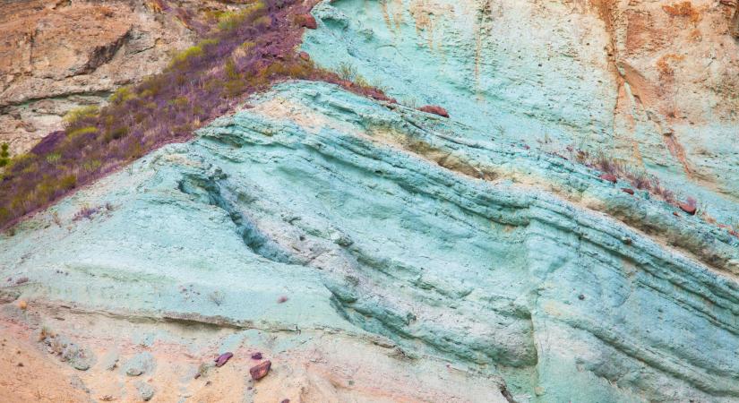 Látogatás a színes hegyekbe: Fuente de los Azulejos különleges sziklái