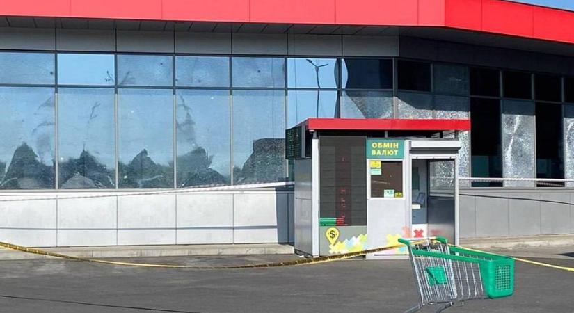 Robbanószerkezetet dobtak ismeretlenek egy munkácsi szupermarketbe