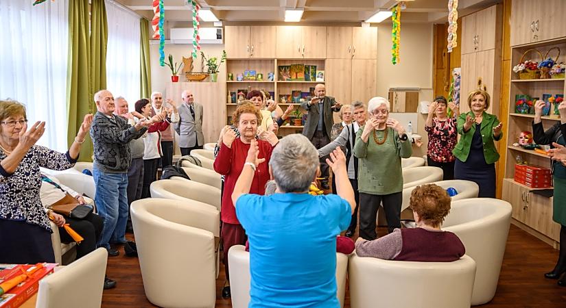 Nőhet a férőhelyek száma két debreceni idősek klubjában