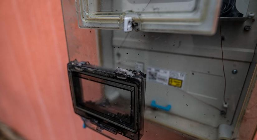 Kigyulladt a villanyóra szekrény, a lakók résen voltak