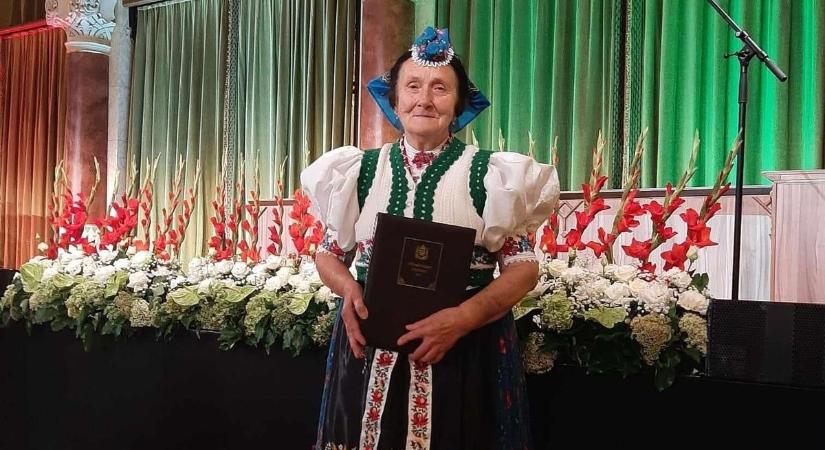 Népművészet Mestere díjjal tüntették ki a rimóci viseletkészítőt