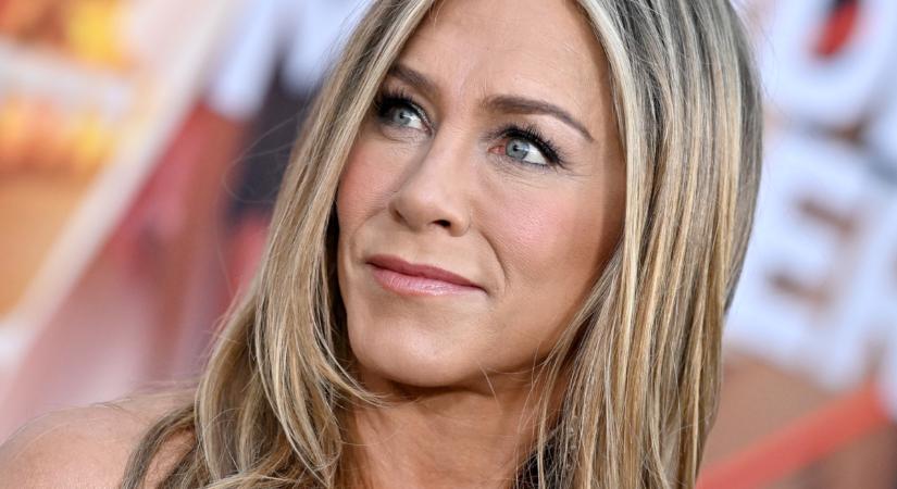 Az 54 éves Jennifer Aniston dögös ruhába bújt: mintha a ’90-es években fotózták volna
