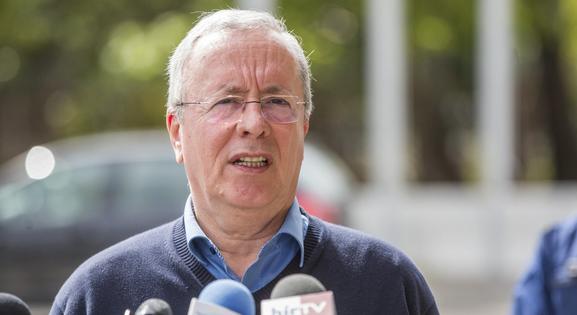 Bakondi: kézigránáttal támadnak, géppisztollyal lőnek a határon
