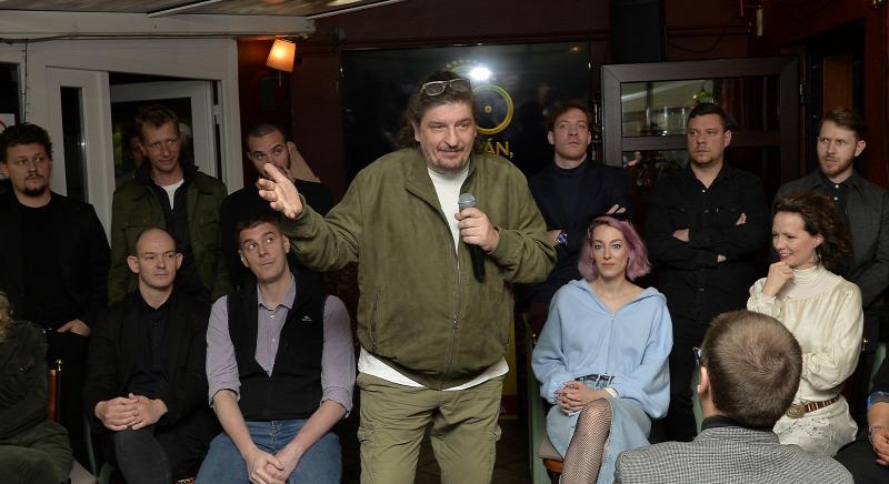 Novák Péter rendezésében látható a 40 éves István, a király előadása a Dunán és online