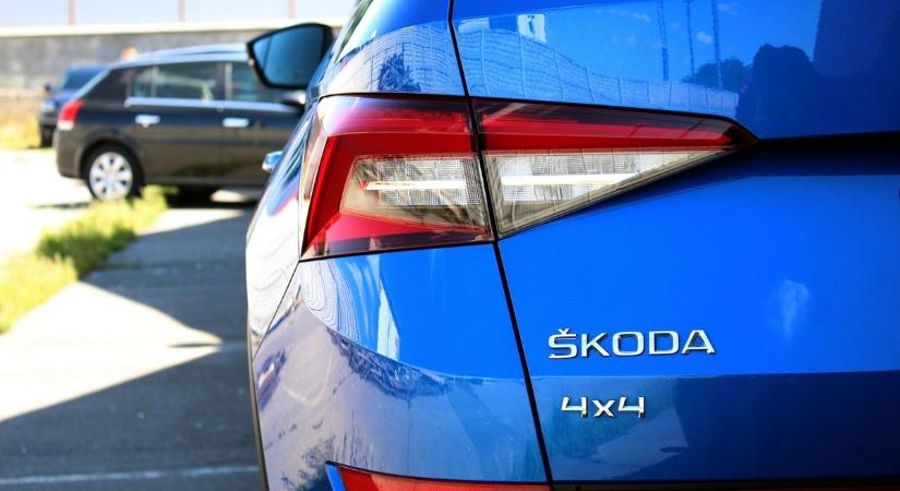 „Kedves kék skodás hölgy…” – üzentek a sofőrnek, aki a Kossuth utcán szabálytalankodott