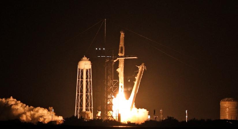 Négy űrhajós indult a Nemzetközi Űrállomásra a SpaceX űrhajójával