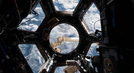 Amerikai és orosz is van köztük: négy űrhajós indult a Nemzetközi Űrállomásra a SpaceX űrhajójával