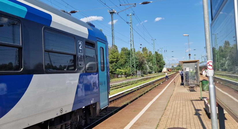 Ijesztő pillanatok Nagytéténynél: 400 méterre egymástól állt megy egy tehervonat és egy InterCity-járat!
