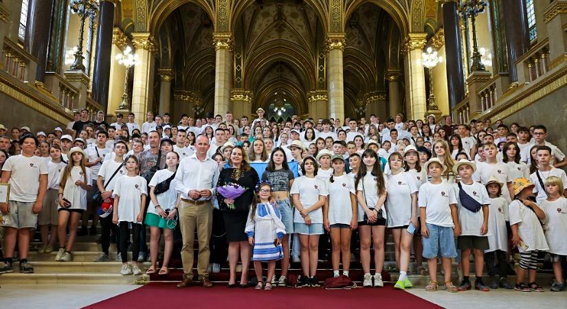 A magyar Országházba látogattak ukrán gyerekek