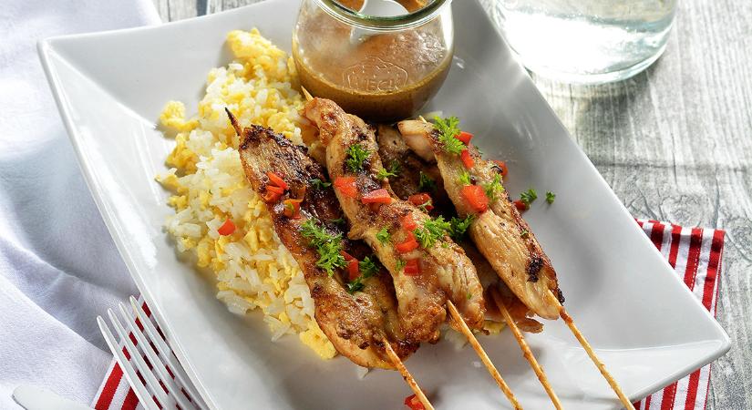Indonézia kedvence: csirkenyárs mogyorómártással (satay)