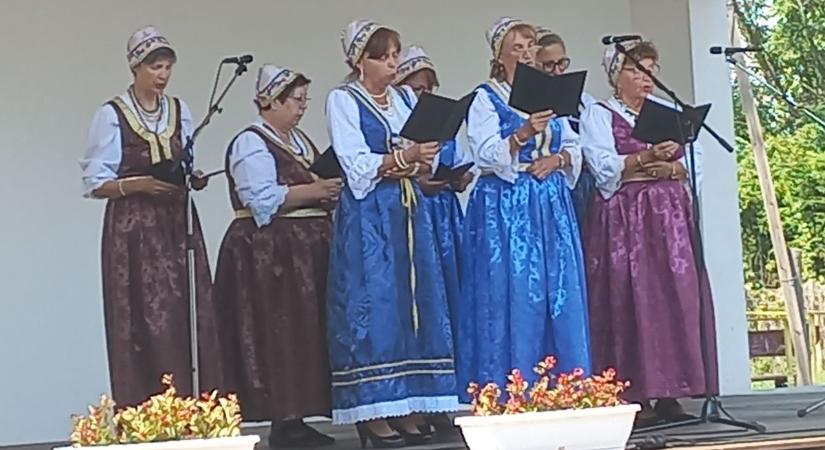 Dalostalálkozó az öröméneklés jegyében Baracskán