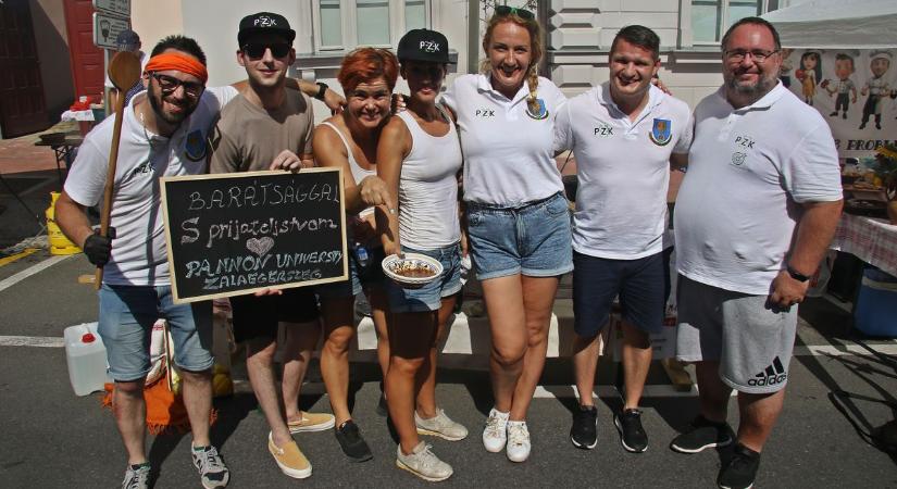 Több mint száz főzőhelyen készült a bogrács