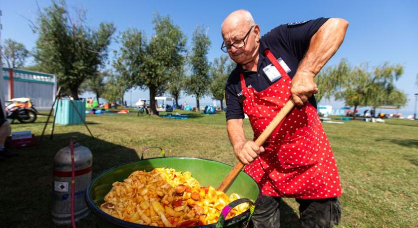 Lecsóillat töltötte meg a balatonszárszói strandot