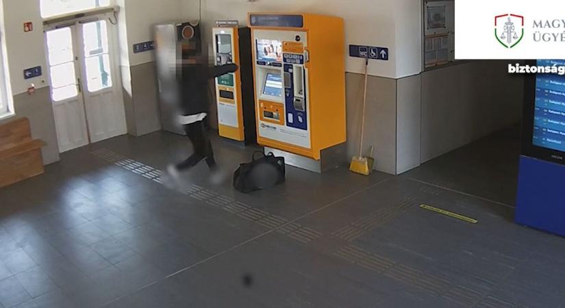 Az esztergomi Chuck Norris a jegyautomatát fektette két vállra rúgásaival videó
