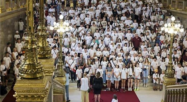 Ukrán gyerekek látogatták meg az Országházat