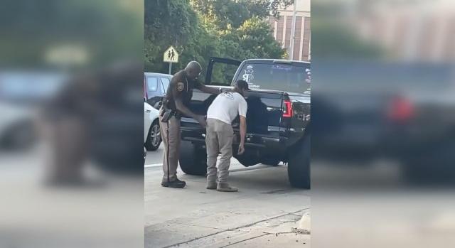 Videó is van a bizarr rendőrről, aki elfenekelt egy autóval randalírozó fiatalt