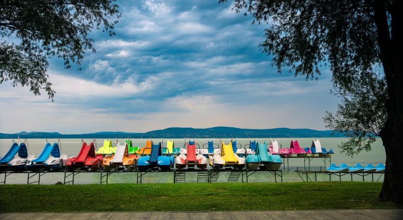 Hajszálon múlt a tragédia a Balatonnál: három strandolót kellett újraéleszteni