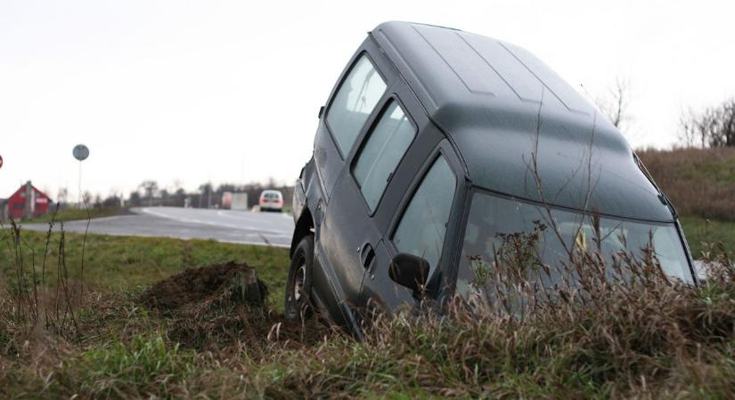 Árokba hajtott egy autó a 37-esen, Szerencsen