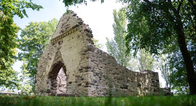 Megújult a 13. században épült Kövesdi templomrom Aszófőn