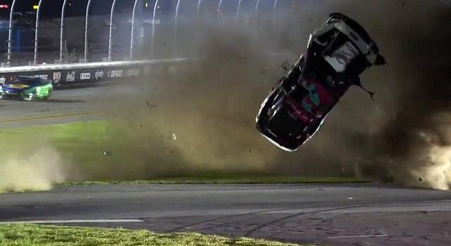 Videó: tizenegyszer pördült meg a magasban a NASCAR-versenyző autója