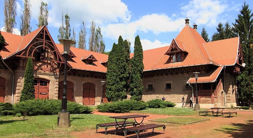 Cifra Istálló és Kocsimúzeum Parád