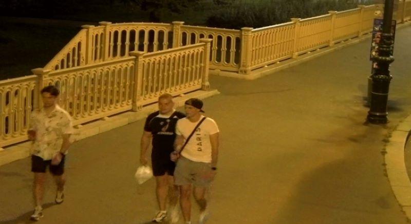 Letörték a kőkereszteket a Margit hídnál: őket keresi a rendőrség